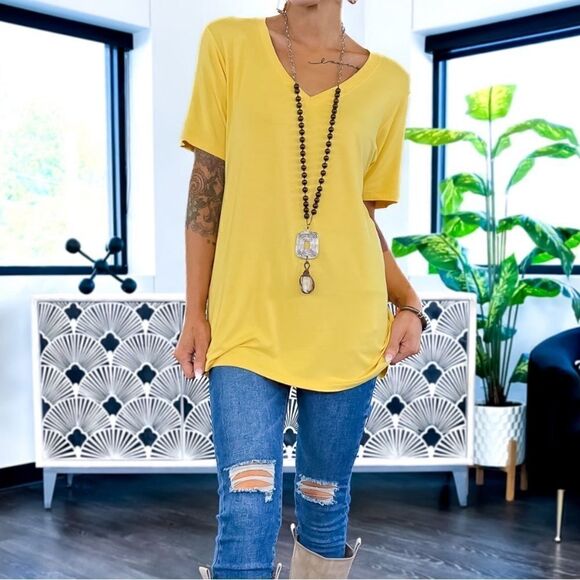 NWT Women’s Boutique Yellow Boyfriend Style V Neck Tee Shirt Top - Size M (8-10) - Picture 5 of 8